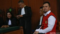 Ia sempat tersenyum di dalam ruang sidang. Pool/Palevi S/detikFoto.