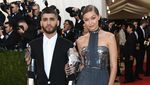Gandeng si Seksi Gigi Hadid, Zayn Malik Bertangan Robot di Met Gala