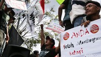 Anda boleh membangun tetapi jangan menganggu pemukiman kami, sebuah poster turut diacung-acungkan warga.