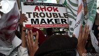 Mereka membawa sejumlah poster, salah satunya bertuliskan Ahok trouble maker