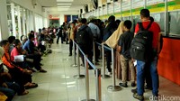 Para calon penumpang mengantre tiket di Stasiun Senen.