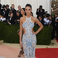 Kendall tak hanya tampil seksi dengan gaun bermaterial menerawang. Di Met Gala 2016, wanita yang dikabarkan mengencani pebasket Devin Booker itu juga pernah mengenakan dress jaring-jaring yang tak kalah berisiko.Foto: Getty Images