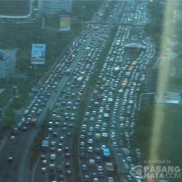 Penampakan Macet Parah di Ruas Gatot Subroto di Sore Long Weekend dari Ketinggian
