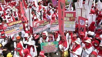 Unjuk rasa itu menutup jalur lambat Jl Rasuna Said sepanjang gedung Kemenkes sehingga kendaraan baik roda dua maupun roda empat dialihkan sementara ke jalur cepat.