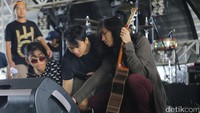 Gerald Situmorang sang bassis juga tampak sibuk melakukan pemanasan serta pengecekan dari efek-efek yang dibawanya.