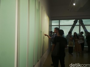 Permainan Warna dan Cahaya di Proyek Tunggal Seniman Cagi