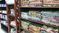 Koleksi batik di Rumah Batik Komar tersimpan di lemari-lemari. Motifnya ada berbagai macam, dan sangat menarik (Wahyu/detikTravel)