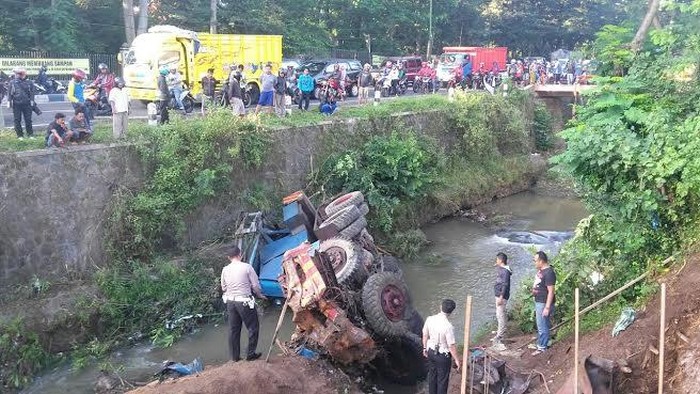 Sopir Truk yang Terjun ke Sungai Ditemukan Tewas Tertindih