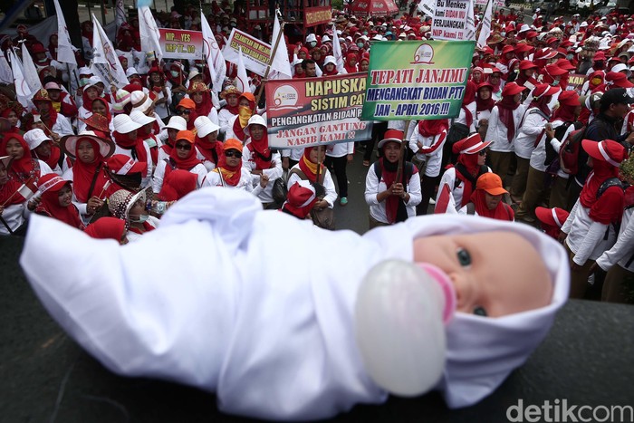 Ribuan bidan desa hari ini menggelar aksi demonstrasi di depan gedung Kementrian Kesehatan, Jakarta, Rabu (4/5/2016). Mereka meminta agar segera diangkat menjadi Pegawai Negeri Sipil. Hasan Alhabshy/detikcom