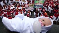 Sebagian perwakilan dari mereka ada yang diterima oleh pihak kementerian. Namun selebihnya di luar gedung massa masih bersuara keras.