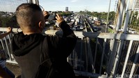 Seorang warga mengabadikan kemacetan panjang tersebut.