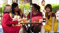 Dalam film, BCL yang berperan sebagai Diana memiliki tetangga-tetangga Melayu yang tak kalah konyol dari tingkahnya dan boss man (Reza Rahadian).