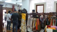 Traveler yang berakhir pekan panjang ke Bandung bisa mampir ke Rumag Batik Komar untuk berburu batik incarannya. Batik ini bisa Anda jadikan buah tangan bagi kolega di kantor, atau pun saudara di rumah (Wahyu/detikTravel)