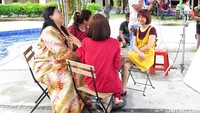 Di setiap kesempatan, ketiga tetangga Diana yang tukang ngerumpi tersebut selalu menggosipkan banyak hal.