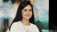 Senyuman di wajahnya membuat bintang film London Love Story tersebut terlihat sangat manis. Pool/Noel/detikFoto.