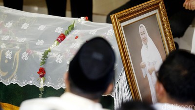 Ratusan Orang Melayat Jenazah Tuty Alawiyah