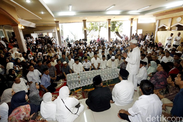 Ratusan Orang Melayat Jenazah Tuty Alawiyah Foto 8