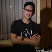 Penyanyi Afgan melakukan penggalangan dana untuk melindungi tenaga medis melawan COVID-19 atau virus Corona. Aksi donasi yang dilakukan Afgan melalui platform Kitabisa itu dimulai sejak 12 Maret Hingga kini donasi yang terkumpul mencapai Rp 156 juta. Nantinya dana yang terkumpul akan diberikan untuk dokter, perawat, petugas rumah sakit, dan tenaga medis lainnya di Rumah Sakit rujukan COVID-19 untuk membeli alat perlindungan diri. Foto: Asep Syaifullah/detikHOT