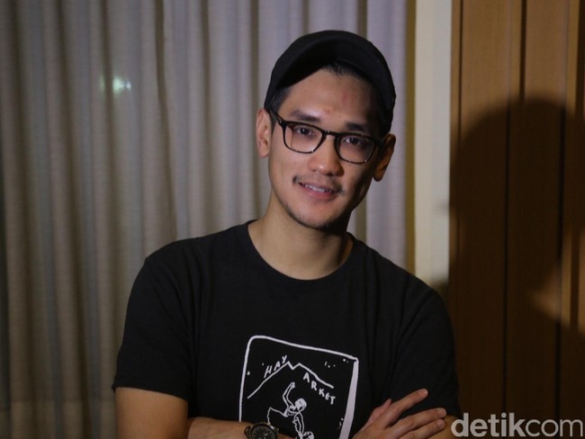 Penyanyi Afgan melakukan penggalangan dana untuk melindungi tenaga medis melawan COVID-19 atau virus Corona. Aksi donasi yang dilakukan Afgan melalui platform Kitabisa itu dimulai sejak 12 Maret Hingga kini donasi yang terkumpul mencapai Rp 156 juta. Nantinya dana yang terkumpul akan diberikan untuk dokter, perawat, petugas rumah sakit, dan tenaga medis lainnya di Rumah Sakit rujukan COVID-19 untuk membeli alat perlindungan diri. Foto: Asep Syaifullah/detikHOT