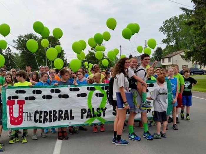 Hunter Gandee (16) dari Temperance, Amerika Serikat, berusaha meningkatkan kesadaran masyarakat terhadap kondisi dengan cara yang tak biasa. Ia berjalan melakukan maraton puluhan kilometer sambil menggendong adiknya, Braden (9), yang terpengaruh oleh cerebral palsy.