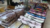 Toko ini juga menyediakan berbagai hiasan yang menggunakan kain batik, seperti dompet dan kotak tisu. Tersedia juga sabun lerak untuk mencuci kain batik agar warnanya tidak cepat luntur (Wahyu/detikTravel)
