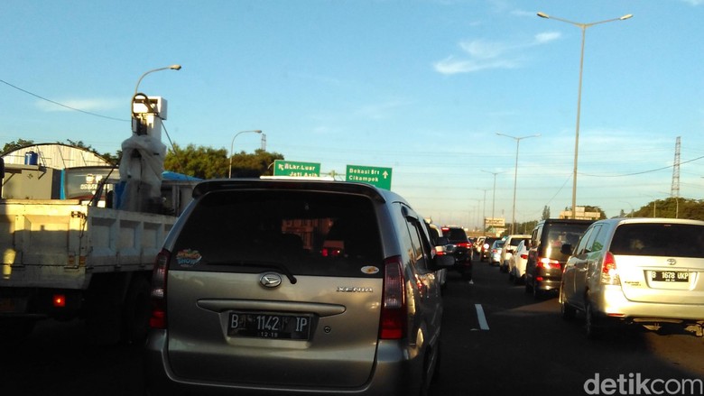 Macet Long Weekend, Perjalanan Tol Cawang-Cikunir Ditempuh 