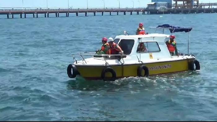 PLTU Paiton Patroli Perairan Probolinggo Pantau Ubur-ubur