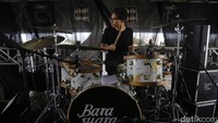 Marco Steffiano mencoba drum set yang kini ditempeli stiker baru.