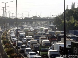 Penampakan Macet Parah di Tol Jakarta-Cikampek di Long Weekend, Truk Masih Eksis