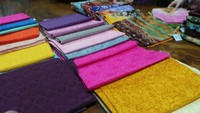 Ada pula kain untuk kebaya, baik untuk atasan maupun untuk bawahan. Harganya juga bervariasi, tinggal pilih saja mana yang diinginkan (Wahyu/detikTravel)