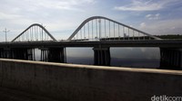 Untuk menuju pulau, telah ada dua jembatan besar yang di kanan kirinya aliran air laut.