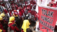 Massa juga menggelar aksi teaterikal.