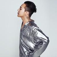 G-Dragon juga salah satu selebriti yang dikenal dengan penampilan androgini. Dia sering kali memakai baju wanita dan memadukannya dengan busana pria dalam beberapa kesempatan. Musisi 31 tahun ini juga pernah didapuk sebagai bintang iklan lipstik. Foto: High Cut