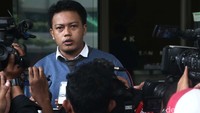 Peneliti Anggaran FITRA (Forum Indonesia Untuk Transparansi Anggaran) Gurnadi Ridwan memberikan keterangan kepada wartawan di depan gedung Komisi Pemberantasan Korupsi (KPK).