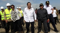 Rizal Ramli menyelusuri pulau buatan dengan tanah berpasir tersebut.