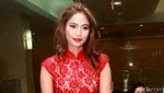 Pesona Kinaryosih Bergaun Merah Menyala