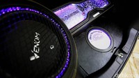 Dengan bantuan Venom, Aurel memodifikasi sound system demi menambah kenyamanan saat berkendara.