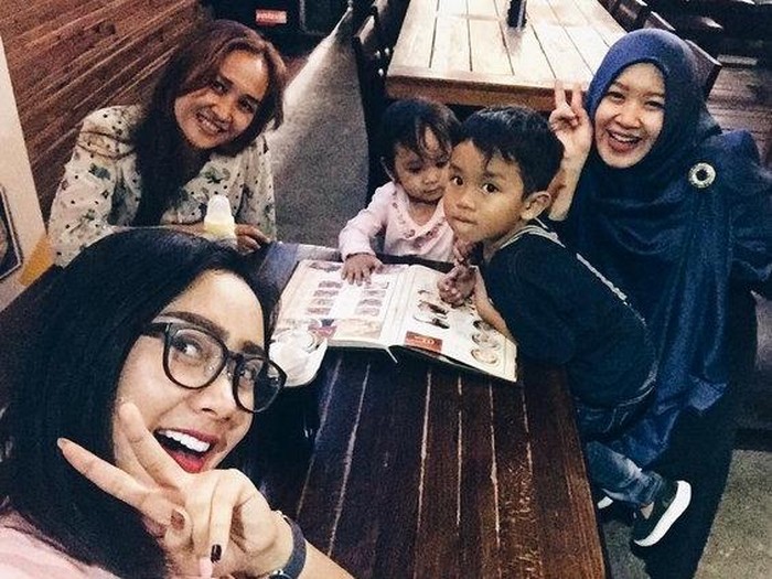 Putus dari Ichal, Cita Citata Habiskan Waktu dengan Keluarga