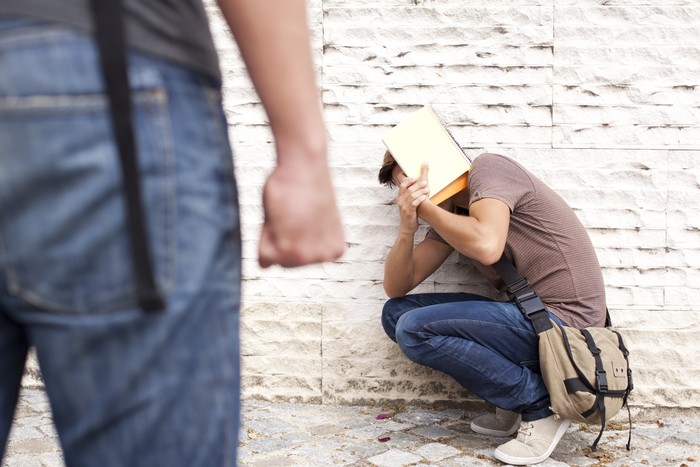 Sifat membenci suatu kelompok yang berbeda disebut Elizabeth merupakan bentukan lingkungan. Kepribadian mudah tersulut emosi dan provokatif misalnya, lahir dari lingkungan yang gemar melakukan perundungan atau bullying. (Foto: thinkstock) Sifat membenci suatu kelompok yang berbeda disebut Elizabeth merupakan bentukan lingkungan. Kepribadian mudah tersulut emosi dan provokatif misalnya, lahir dari lingkungan yang gemar melakukan perundungan atau bullying. (Foto: thinkstock)