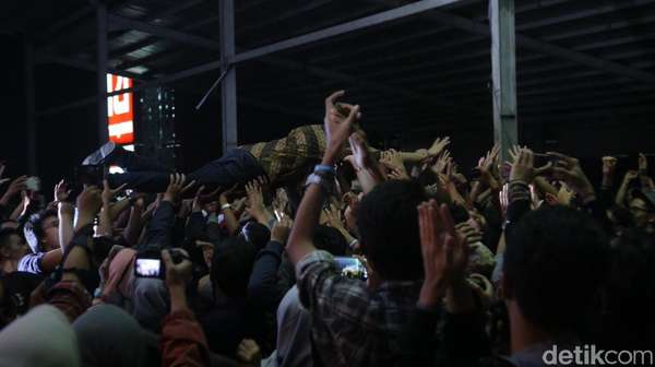 Barasuara Tampil Membara di Malang Barasuara Tampil Membara di Malang