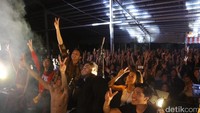 Mereka tak lupa untuk berfoto bersama fans dari atas panggung.