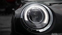 Desain lampunya membulat, khas mobil MINI.