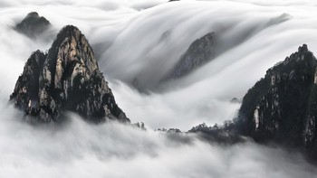 Penggunungan Yellow Mountain yang berselimut awan karya Thierry Bornier. Foto: National Geographic