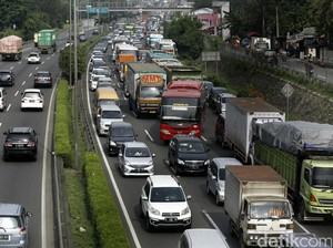 Imbas Naiknya Volume Kendaraan, Tol JORR-Cikampek Padat 3 Km