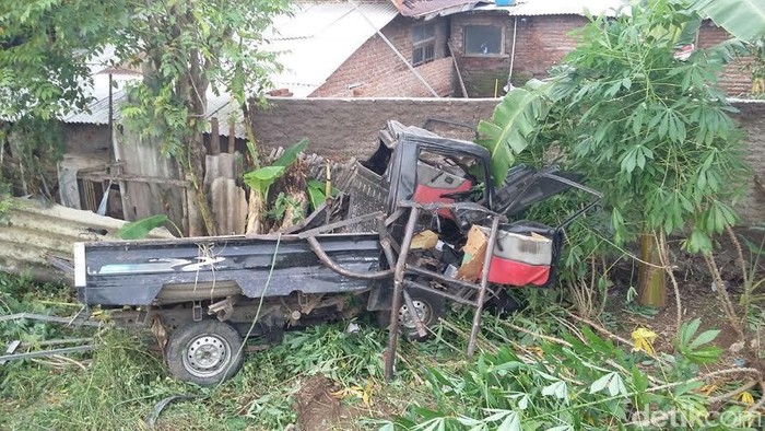 Mogok di Tengah Rel di Cirebon, Mobil Pick Up Dihantam Kereta Api