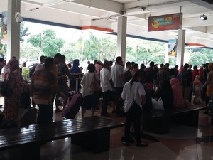 Libur Long Weekend, Antrean Penumpang di Bandara Halim Mengular