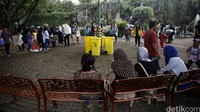 Ribuan orang terlihat memadati tempat liburan alternatif tersebut.