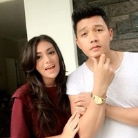 Pada 2007, Agnez Mo pernah kedapatan bermesraan dengan penyanyi jebolan Indonesian Idol, Dirly. Keduanya kerap terlihat jalan bersama sambil bergandengan tangan. Namun hubungan mereka tampaknya hanya berjalan singkat. Dirly pernah menikah dengan aktris Celine Evangelista, yang kini juga sudah bercerai. Foto: Instagram/celine_evangelista