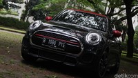 MINI John Cooper Works tampil dengan desain khas mobil-mobil MINI yang mungil dan kental dengan aura balap.