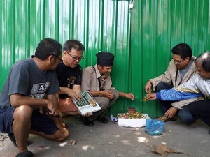 Kemenyan dan Dupa sebagai Bentuk Keprihatinan Robohnya Rumah Radio Bung Tomo